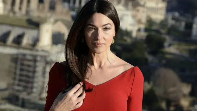 Ở tuổi 51, Monica Bellucci chính thức trở thành người phụ nữ lớn tuổi nhất rơi vào vòng tay tình ái của Bond – nữ diễn viên người Ý lớn hơn Daniel Craig bốn tuổi