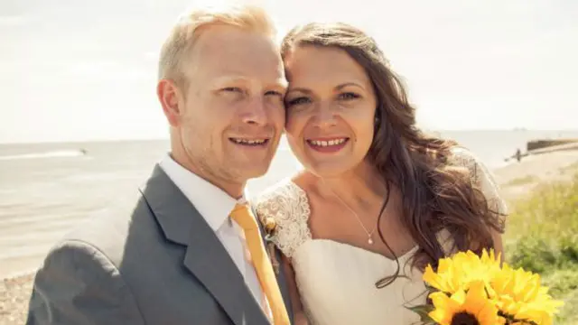 Charlie Jones, periodista de la BBC, con su marido