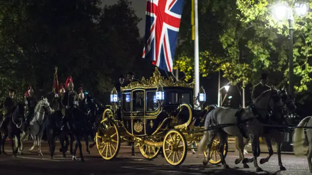 白金漢宮騎兵衛隊進行集訓彩排，為歡迎習近平的國事訪問做凖備。習近平夫婦將與女王夫婦一起坐上女王的皇家馬車，經皇家大道，前往女王官邸白金漢宮下榻。