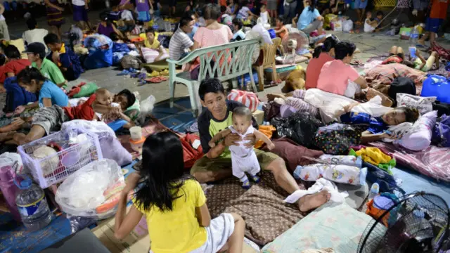 Lebih dari 100.000 orang berada di tempat penampungan.