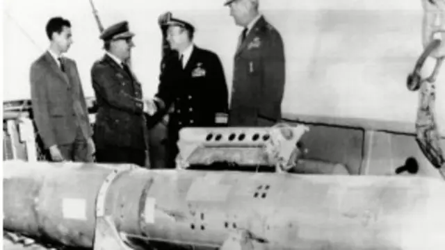 Una de las bombas fue sacada del mar a cinco millas de la costa.