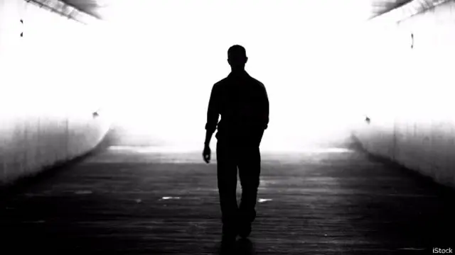 Силуэт человека в туннеле