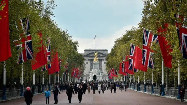 Британские и китайские флаги в Лондоне