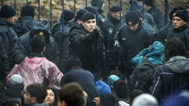 کروئیشیا نے سربیا کے ساتھ متصل اپنی سرحد کھول دی تھی جس سے ہزاروں کی تعداد میں محصور تارکین وطن کو شمال کی جانب جانے کا راستہ مہیا ہو گیا ہے