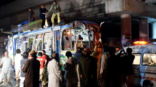 زخمی افراد کو ابتدائی طبی امداد کے لیے سول ہسپتال کوئٹہ منتقل کردیا گیا۔ ہسپتال ذرائع کے مطابق بم دھماکے کے باعث 15افراد زخمی ہوئے۔