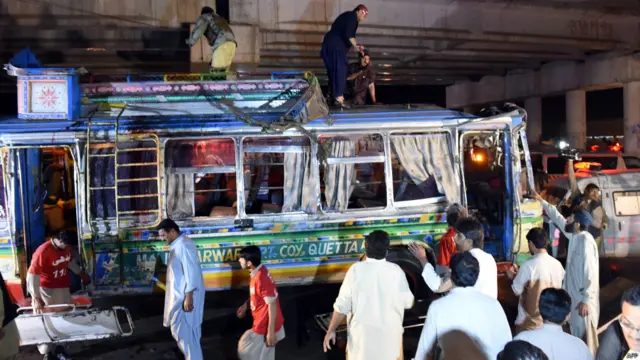 ایس ایس پی آپریشنز عبد الوحید خٹک کا کہنا تھا کہ دھماکہ ٹائم ڈیوائس کے ذریعے کیا گیا۔ 