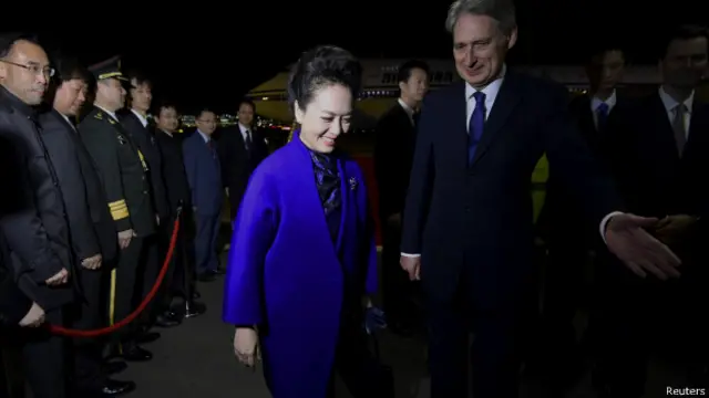 英国外交大臣哈蒙德在希思罗机场迎接习近平和夫人彭丽媛