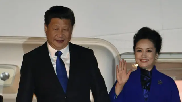 习近平伉俪抵达英国时，身着宝蓝色系服饰与配件，这种颜色又被称为“皇家蓝”（Royal blue），是英国人喜爱的颜色之一。