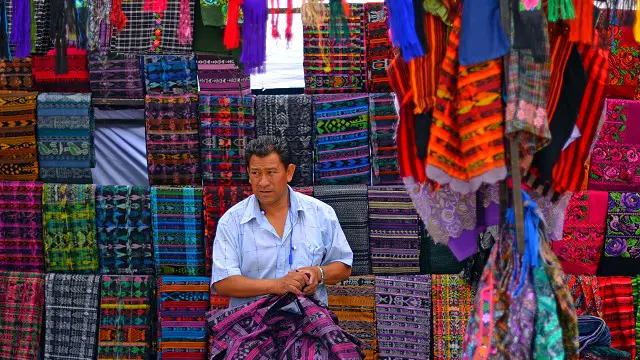 Señor vendiendo telas