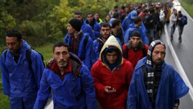 تېره ورځ کابو پینځه زره کډوال، تر شنه اسمان لاندې په دې سیمه کې د پولې خلاصېدو ته په تمه وو