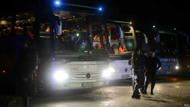 کوئشیا کی بسیں اب ہزاروں کو تعداد میں تارکین وطن کو قریب ہی واقع ایک ریسپشن سینٹر لے جا رہی ہیں