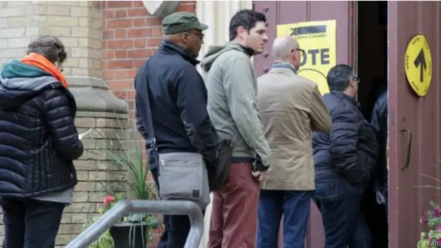 اطلاعات کے مطابق بعض پولنگ سٹیشنوں پر ووٹروں کی قطاریں دیکھی گئی ہیں