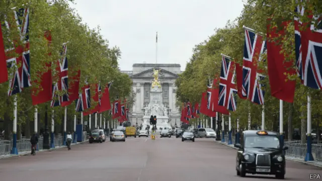 倫敦皇家迎賓大道掛滿了中英兩國的國旗。