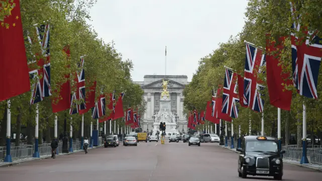 通往白金汉宫的林荫路上挂起中英两国国旗。