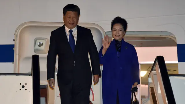 中國國家主席習近平與夫人彭麗媛在倫敦希思羅機場