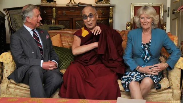 英国王储查尔斯王子2012年6月在伦敦的克拉伦斯宫与西藏流亡精神领袖达赖喇嘛进行了一小时非正式会面。达赖喇嘛表示，查尔斯王子是他的“密友”。