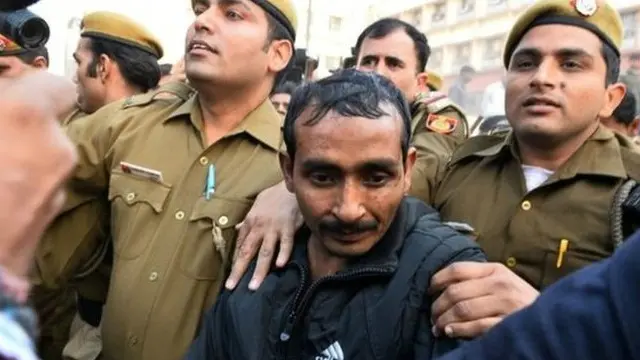 ډرېور شیوکومار یادېو ( منځ کې ) د جنسي تېري، ګواښنې او تښتولو مجرم پېژندل شوی دی