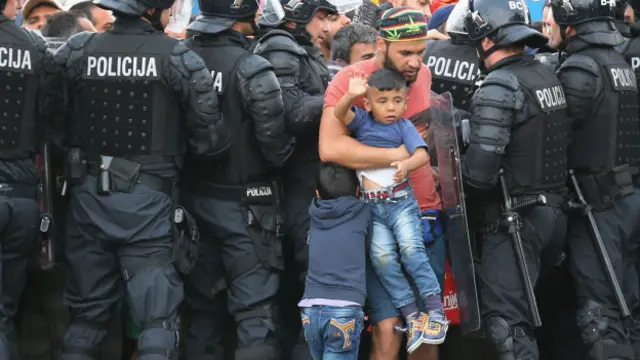 Slovenya hükümeti Pazartesi günü 8 bin göçmenin ülkeye giriş yaptığını açıkladı.