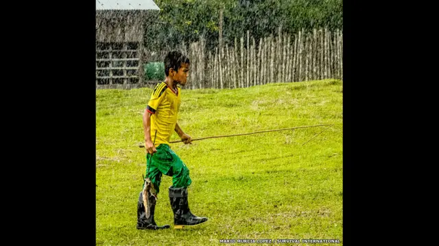 جنوبی امریکہ میں کولمیبا کے مقامی ہوئتوتو قبیلے کا یہ لڑکا بارش میں مچھلی کا شکار کر کے لوٹ رہا ہے۔ یہ تصویر ماریو مورسیا لوپیز نے لی تھی۔