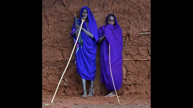 ایتھیوپیا کے سوری قبائل کی جارحانہ ثقافت کا ایک اہم حصہ ڈنڈوں سے لڑائی ہے جسے ڈونگا یا سیگنی کہا جاتا ہے۔ ٹریور کول نے یہ تصویر اومو وادی میں بنائی جس میں دو مقامی افراد ایک کچی دیوار سے لگے کھڑے ہیں۔