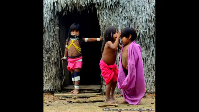 برازیل ہی میں جارج ماگریرا نے یہ تصویر ماربو قبائل کے بچوں کی بنائی جو کھیل میں مشغول تھے۔