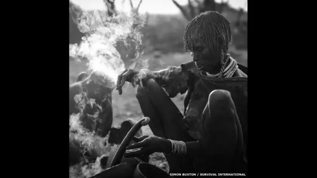 سیمون بکسٹن کی اس تصویر میں ایتھیوپیا کے ہمار قبائل کی یہ خاتون ناشتہ بنانے میں مصروف ہے۔