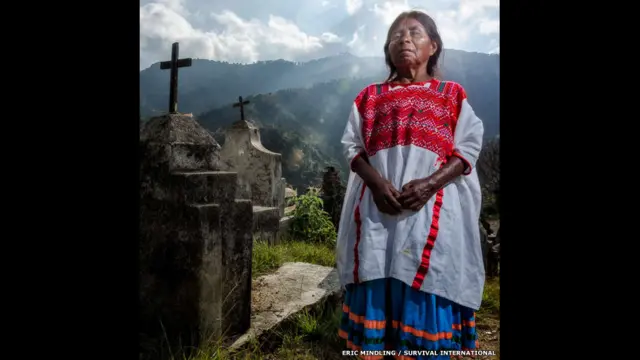 ایرک منڈلنگ نے یہ تصویر میکسیکو کے گاؤں سنتیاگو تلاپا میں ایک مقامی عورت کی بنائی جو اپنا روایتی لباس پہنے ہوئے تھی۔