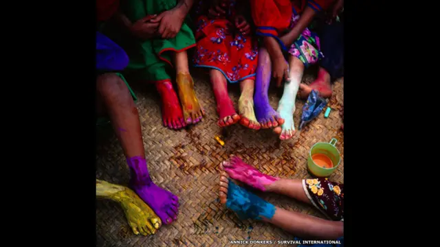 میکسیکو میں ہویچول قبائل کےبچے چاک اور پاوڈر سے اپنے پیر رنگنے کے لیے جمع ہیں۔ یہ تصویر اینکر ڈونکر نے لی تھی۔