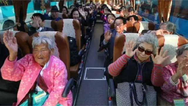 Görüşə yollanan Cənubi Koreyalıların əksəriyyəti 80-90 yaşlarındadır.