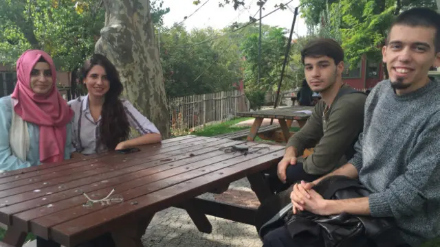 Üniversitede sohbet ettiğimiz grup (soldan sağa): Betül Özmen, Fatma Öztürk, Çeçen arkadaşları Ramazan Kerimov, Yasin Kaan Yılmaz