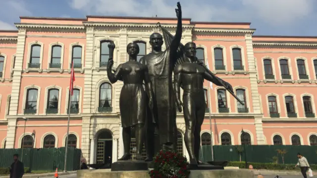 İstanbul Üniversitesi'nin açıktan ve uzaktan öğrenim yapanlar da dahil yaklaşık 179 bin öğrencisi var.