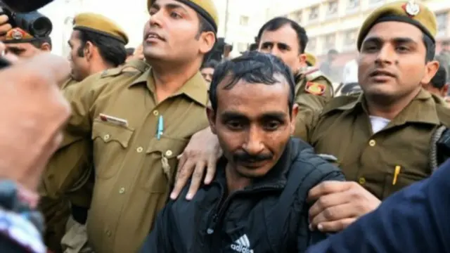 තරුණිය තම නිවසට යෑම සඳහා ජංගම දුරකතනය භාවිතා කොට අන්තර්ජාලය මාර්ගයෙන් කුලී රථයක් වෙන් කරවා ගෙන තිබේ