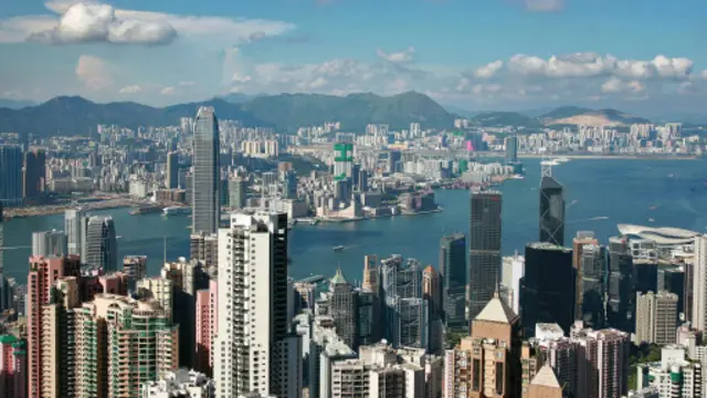 而香港近期的經濟表現很大程度上仍取決於來港旅遊的遊客數量及購買力