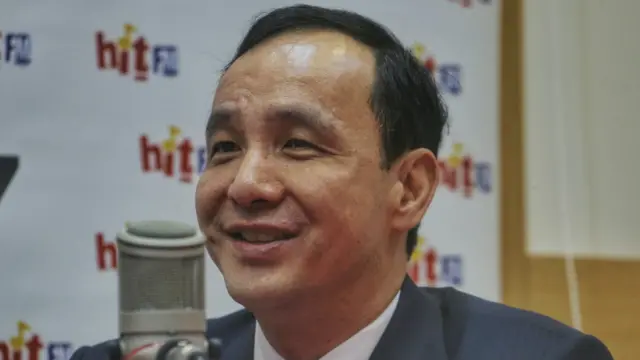 朱立伦20日一早在电台节目中罕见地谈到与家人的关系。