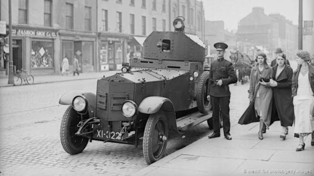 1935年6月20日,一辆英国军用劳斯莱斯装甲车停放在北爱尔兰贝尔法斯特的皇家警察部队警局。(图片来源:Fox Photos/Getty Images)