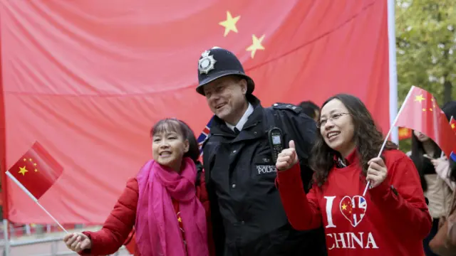Thanh thiếu niên Trung Quốc cầm quốc kỳ nước này ở London