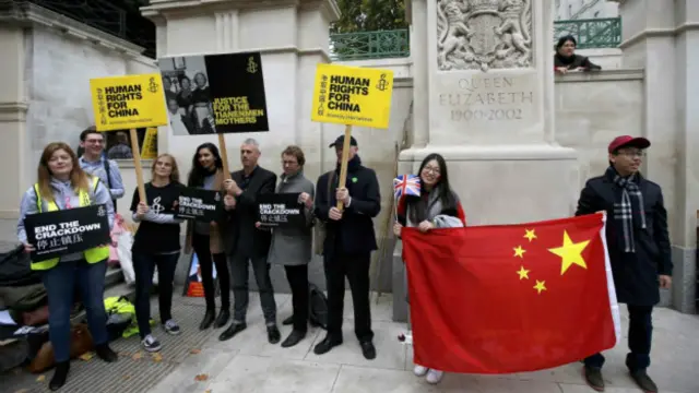 人权活动人士与亲中人士几乎是并肩举行抗议和欢迎标语