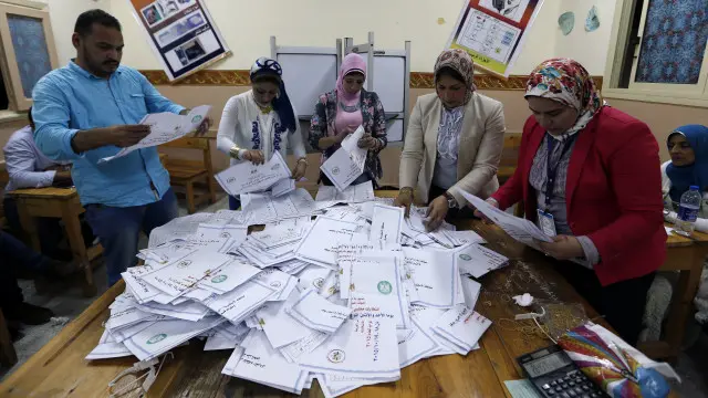 تقول لجنة الانتخابات المصرية إن نسبة المشاركة في التصويت بالمرحلة الأولى بلغت حوالي 27 في المئة.