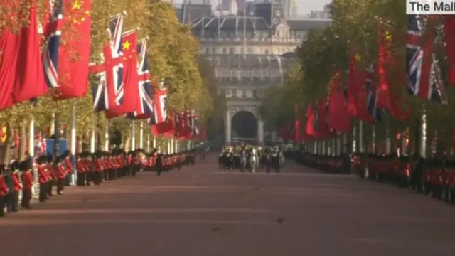 习近平与女王、菲利普亲王陪同彭丽媛,分乘皇家马车,经皇家大道,前往女王官邸白金汉宫下榻。