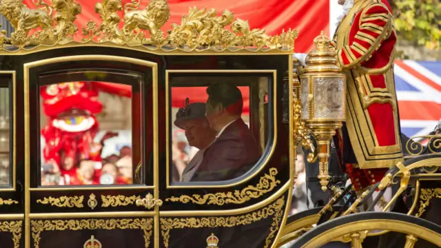 Президент Китая и королева в карете 
