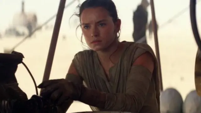 النجمة ديزي ريدلي تجسد الشخصية الرئيسية في الفيلم وهي ري.