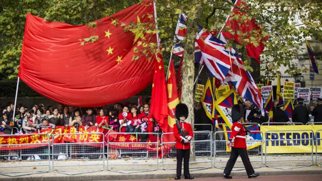 گروه هایی از مخالفان دولت چین در مسیر حرکت کالسکه های حامل مقامات چینی علیه آقای شی شعار می دادند و همزمان، گروه هایی از طرفداران دولت چین نیز در همین محل ها حضور داشتند.