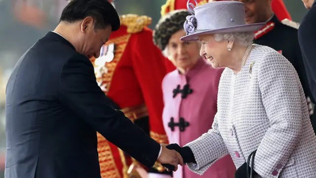 ملکه بریتانیا و شمار دیگری از اعضای خانواده سلطنتی و مقامات این کشور از هیأت چینی استقبال کردند.