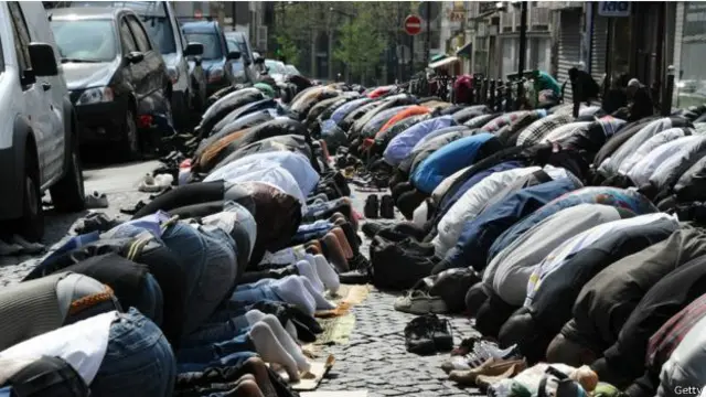 फ्रांस में मुसलमान नमाज़ पढ़ते