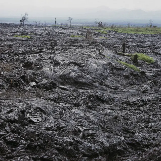 Les pierres de lave volcanique sont transformées en ciment.