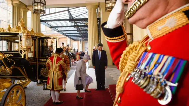 Королева и лидер Китая на ступенях дворца