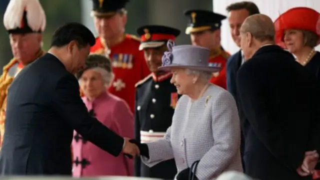 習近平與女王握手