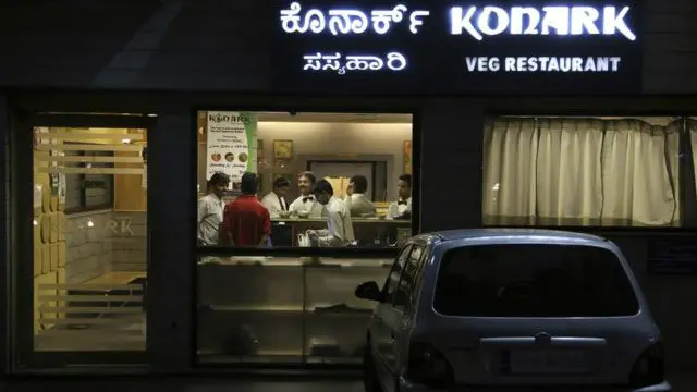 ऑस्ट्रेलियाई पर्यटक मैथ्यू का कहना है कि उनके साथ इसी रेस्त्रां में बदसलूकी हुई