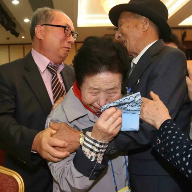 جنوبی کوریا سے لی جن گو (Lee Jin-Goo ) شمالی کوریا سے تعلق رکھنے والے اپنے بھائی لی یونگ گو (Lee Yong-Goo ) سے 60 سال بعد پہلی مرتبہ مل رہے ہیں۔ یہ پروگرام ان سنہ 1950 سے لے کر 1953 میں ہونے والی کوریا کی جنگ کے دوران بچھڑ جانے والے خاندانوں کو کچھ دیر کے لیے پھر ملا رہا ہے۔ 