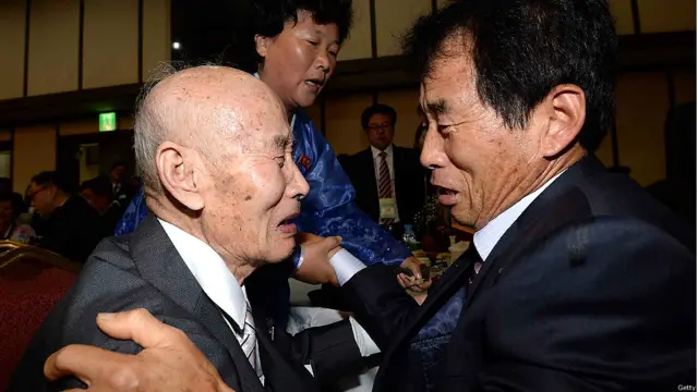 شمالی کوریا سے چے ہوں شیک (Chae Hoon-Shik) جنوبی کوریا سے تعلق رکھنے والے اپنے بیٹے چے ہی یینگ ( Chae Hee-Yang) سے 60 سال بعد مل رہے ہیں۔ امدادی تنظیم ریڈ کراس نے دونوں ممالک سے 100 بچھڑے ہوئے خاندانوں کی فہرست بنائی تھی جس کی مدد سے وہ ان خاندانوں کو کچھ دیر کے لیے اپنے عزیزوں سے ملا پائی ہے۔